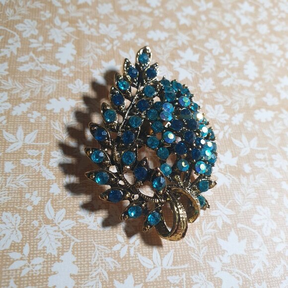 Vintage Gold Tone Leaf Brooch Blue Rhinestones Floral Design Retro Mom Gift - Picture 2 of 4